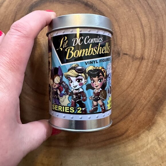 Lil' DC Comics Bombshell Mystery Batgirl - Picture 2 of 7